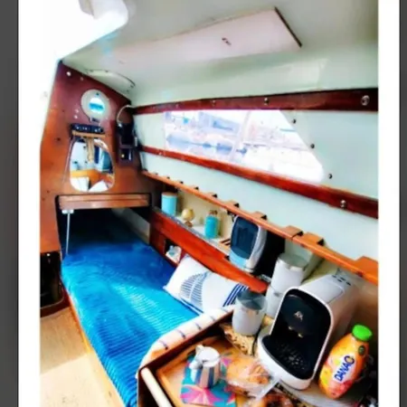 Nuit Insolite A Bord D'alibis, 8m