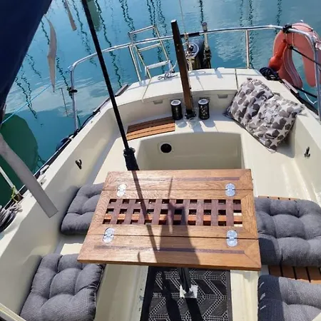 Nuit Insolite A Bord D'alibis, 8m *