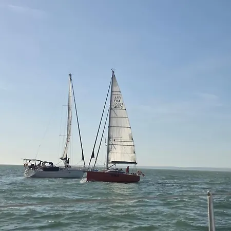 Nuit Insolite A Bord D'alibis, 8m 船屋 滨海迪沃