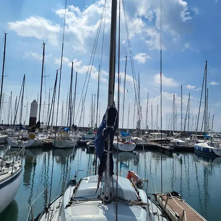 Nuit Insolite A Bord D'alibis, 8m 船屋