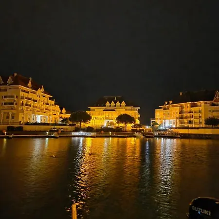 Nuit Insolite A Bord D'alibis, 8m
