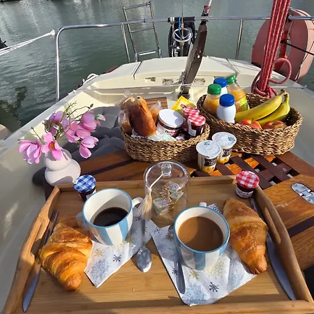 Nuit Insolite A Bord D'alibis, 8m